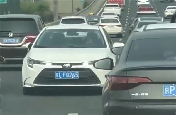 易七 27asia娛樂城：女子駕車剮蹭後直接快速路上掉頭逆行致大擁堵 官方：刑拘