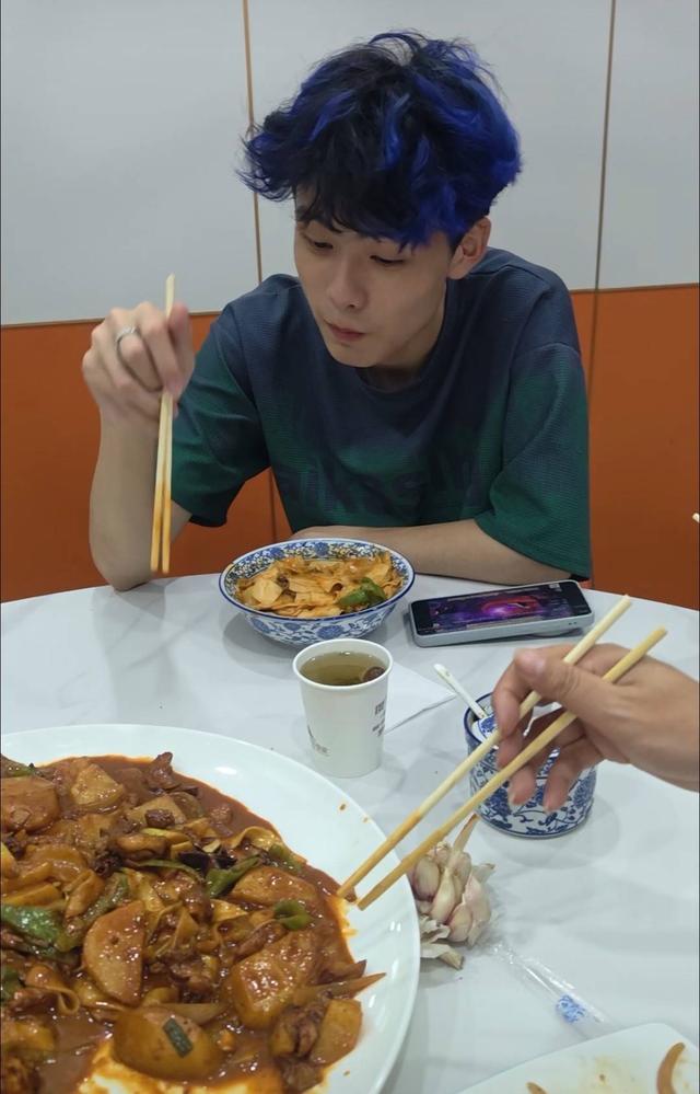 線上賭場:高校入學排名260名學生不滿和排2600名同學住一個寢室提出退學,校長發話:不要看不起,以後誰學得好還不一定
